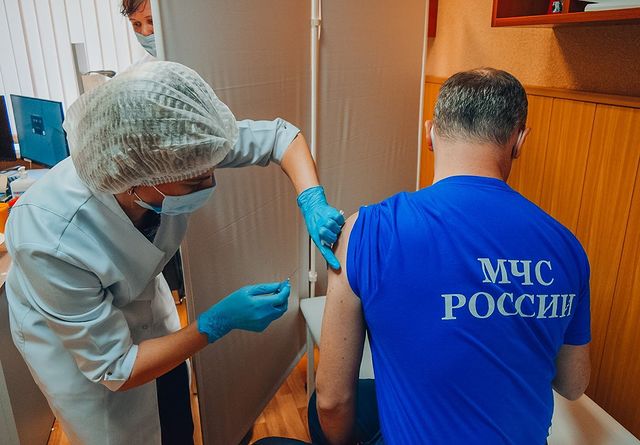 Сотрудники МЧС Ивановской области прививаются от коронавируса