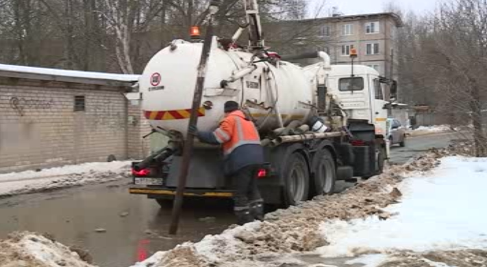 За сутки с улиц Иванова вывезли 250 кубометров талой воды