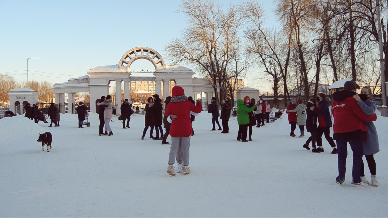 В Иванове в парке Степанова студенты исполнили "Случайный вальс"
