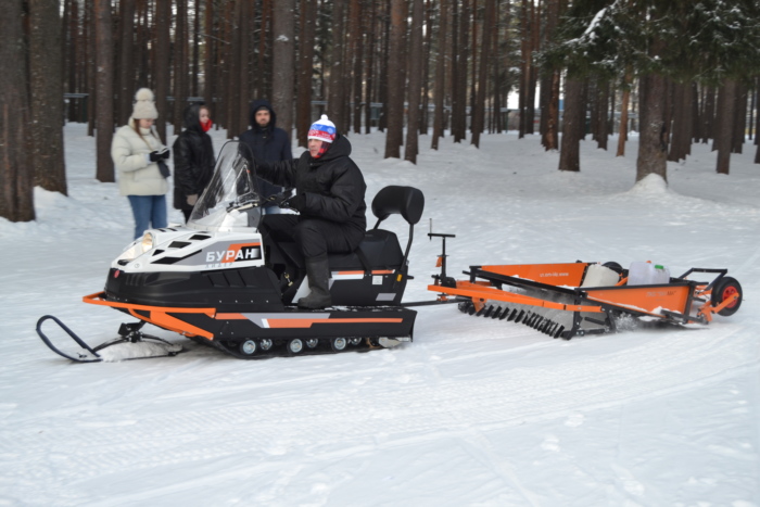 На Харинке с помощью снегохода готовят лыжные трассы