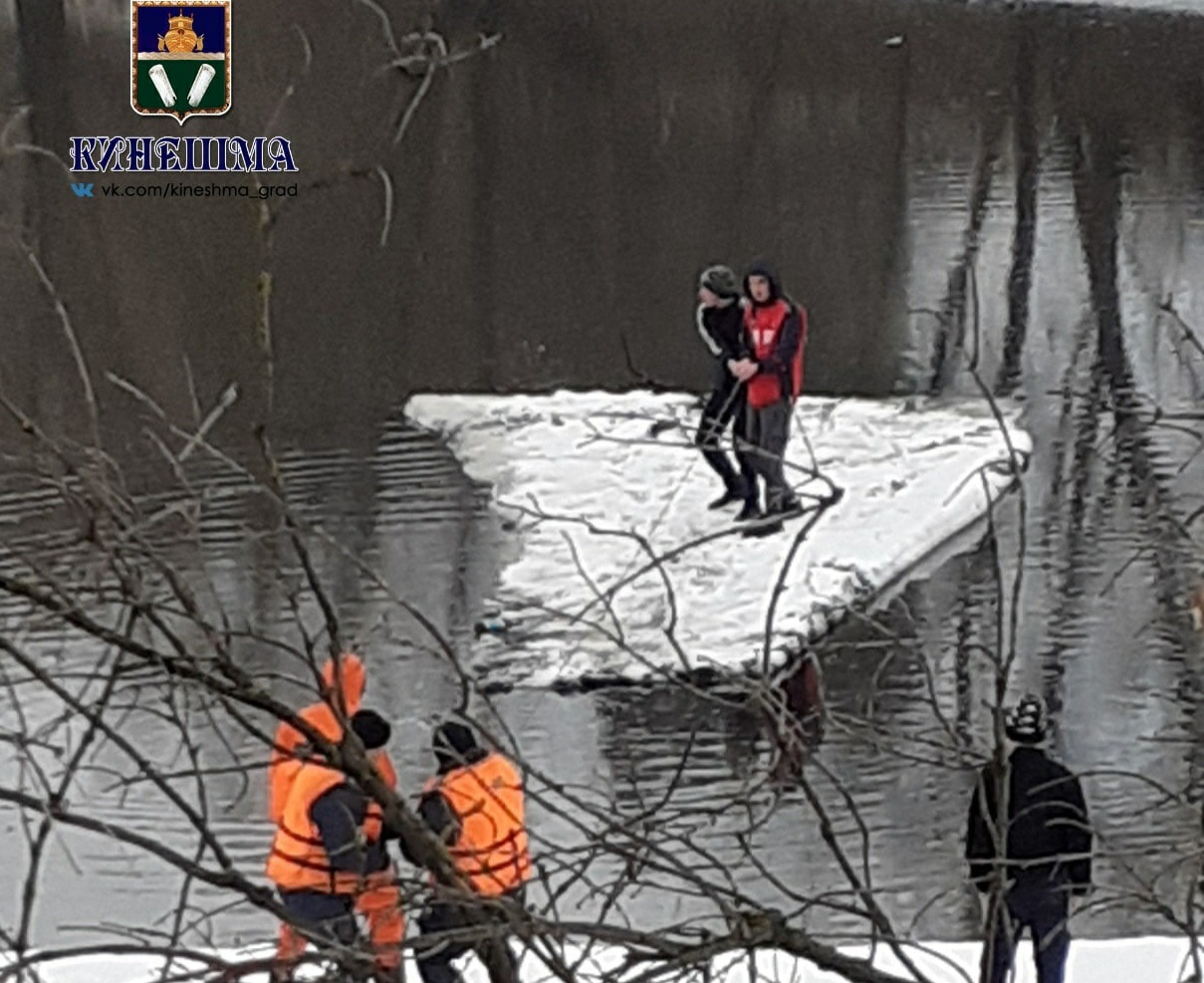 В Ивановской области с оторвавшейся льдины спасли подростков 