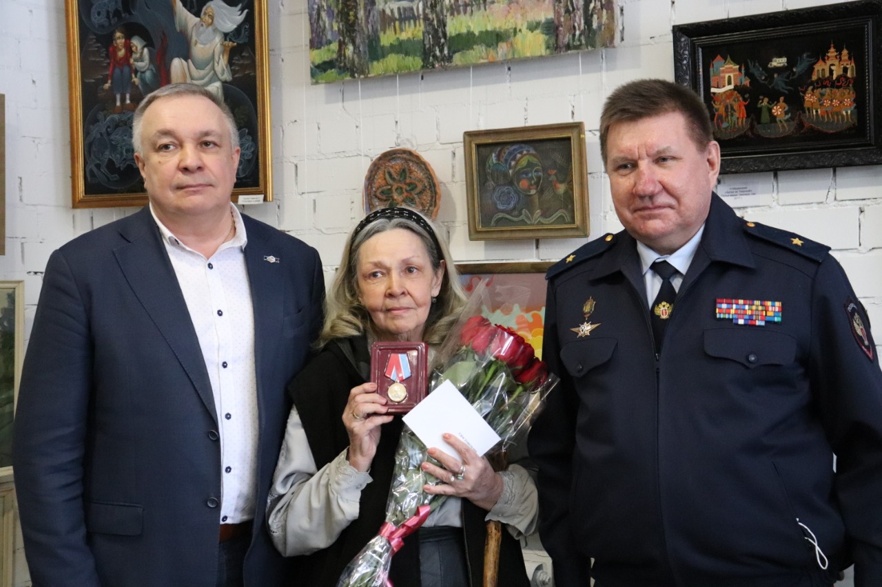 Ивановские десантники вручили медаль звезде фильма «Экипаж»