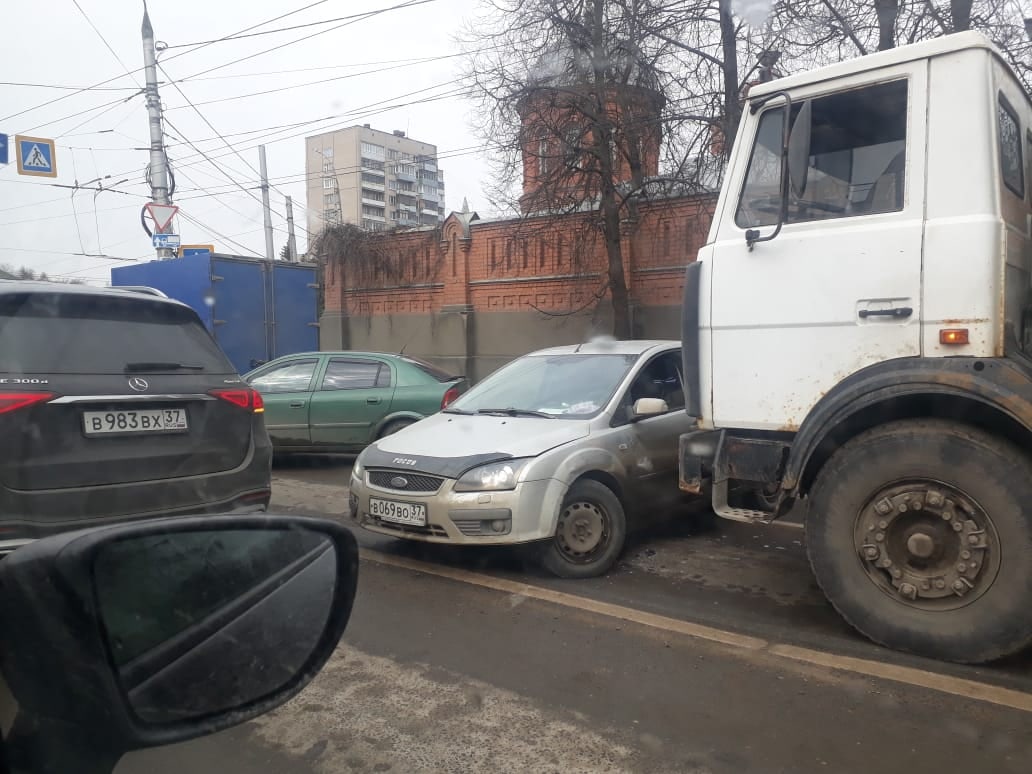 Из-за тройного ДТП в центре Иванова перекрыли несколько полос движения