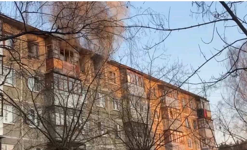 В Иванове при пожаре в пятиэтажке погибли два человека (видео)