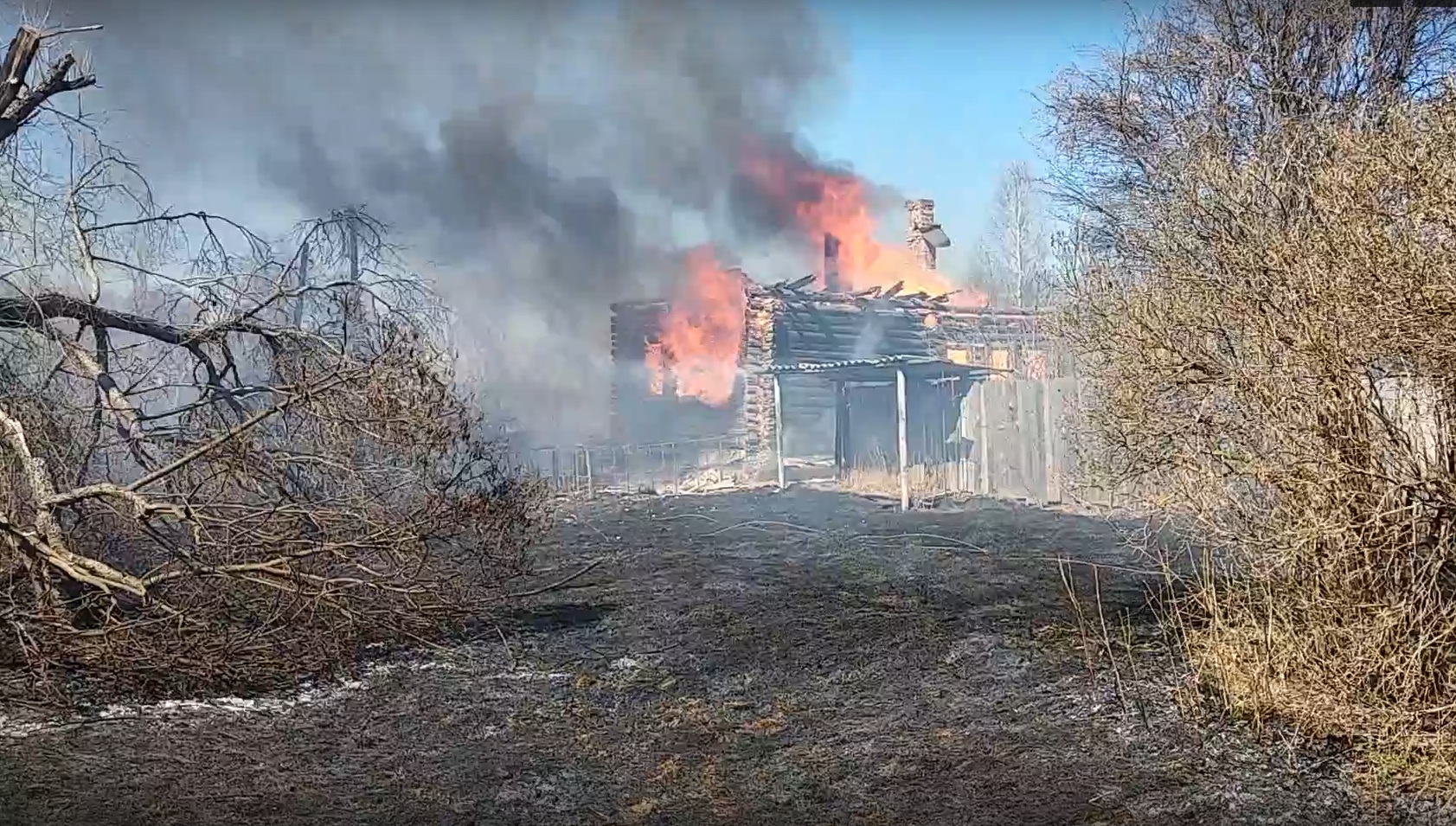 Пал травы привел к пожарам в нескольких населенных пунктах Ивановской области