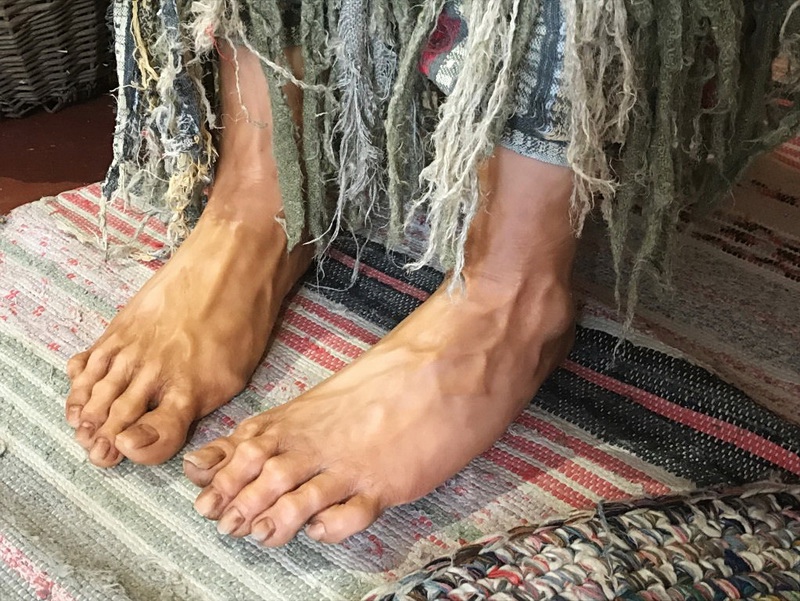 Видео ноги тетки. Ноги бабы яги. Баба Яга с длинными ногтями на ногах.