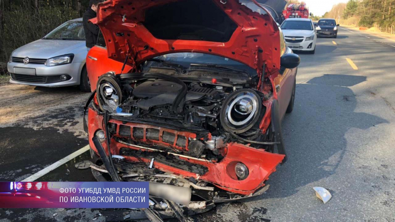 Три человека пострадали при столкновении «Мини Купера» и «Шкоды» на трассе в Тейковском районе