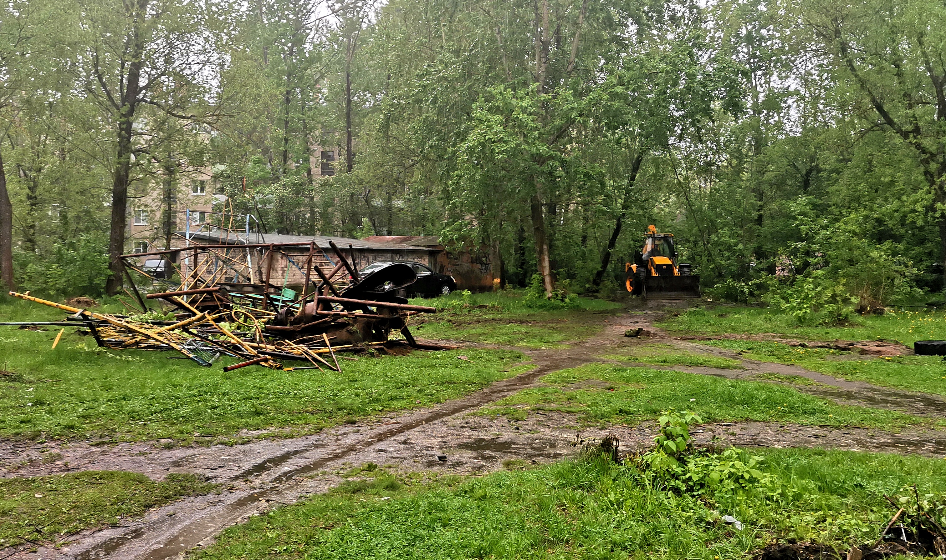 В Иванове начался демонтаж детского городка на проспекте Строителей