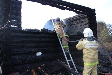 В Вичуге в горящем доме обнаружили двух человек с ножевыми ранениями