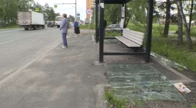 Вандалы разбили новые остановки в Ивановском районе (видео)
