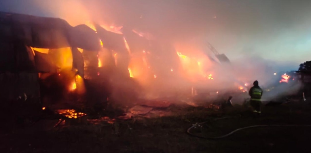 В Ивановской области сгорел ангар с сеном и трактор