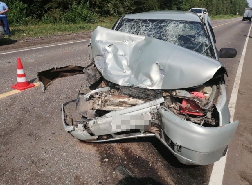 В Ивановской области пьяный водитель легковушки врезался в цементовоз 