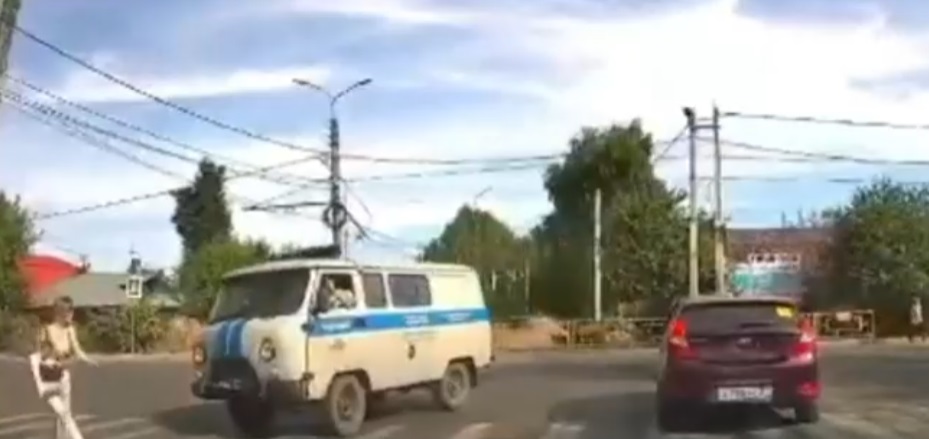 Полицейская машина в Иванове сбила 16-летнюю девушку (видео)