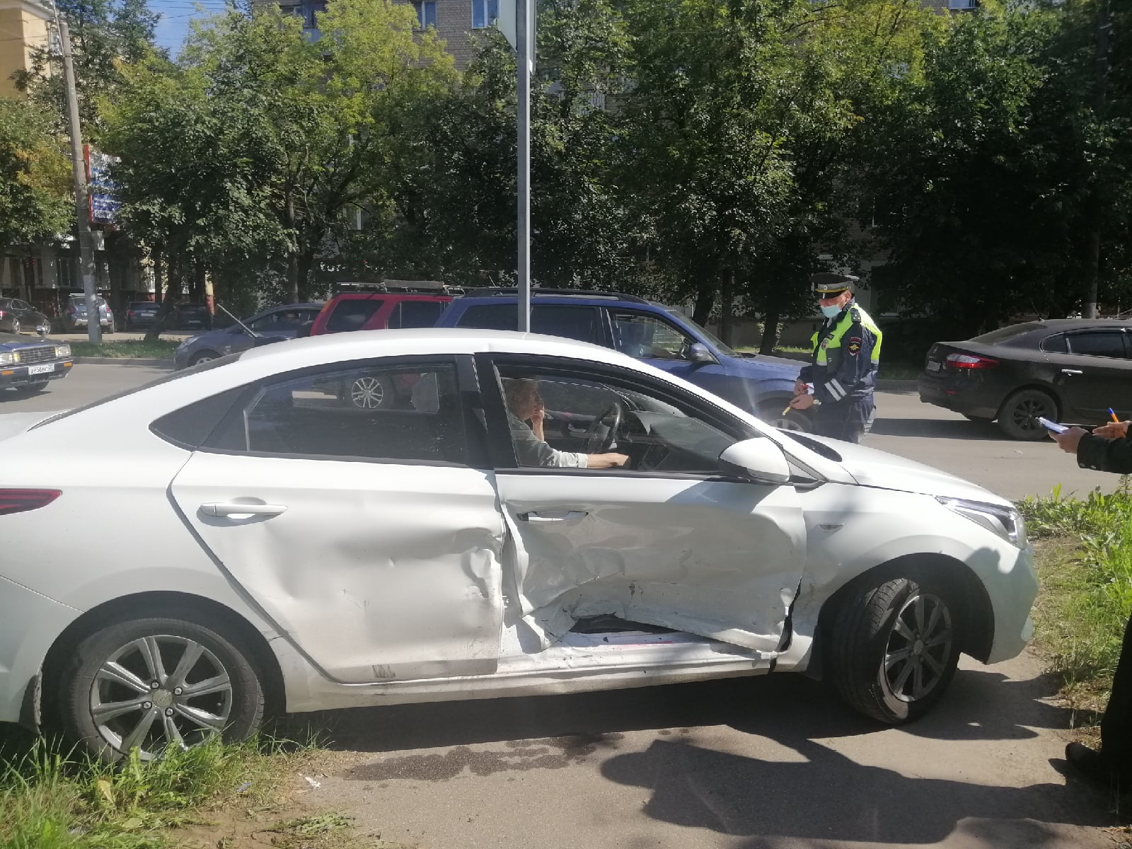 В центре Иванова при ДТП автомобиль отбросило на тротуар