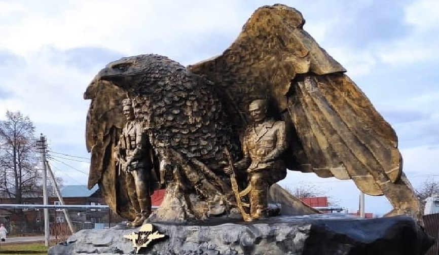 В Лежневе появился новый сквер со скульптурой