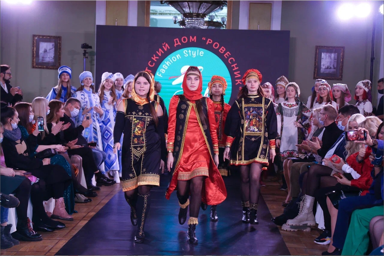 Мастерицы из Иванова выступили на Неделе моды Зайцева