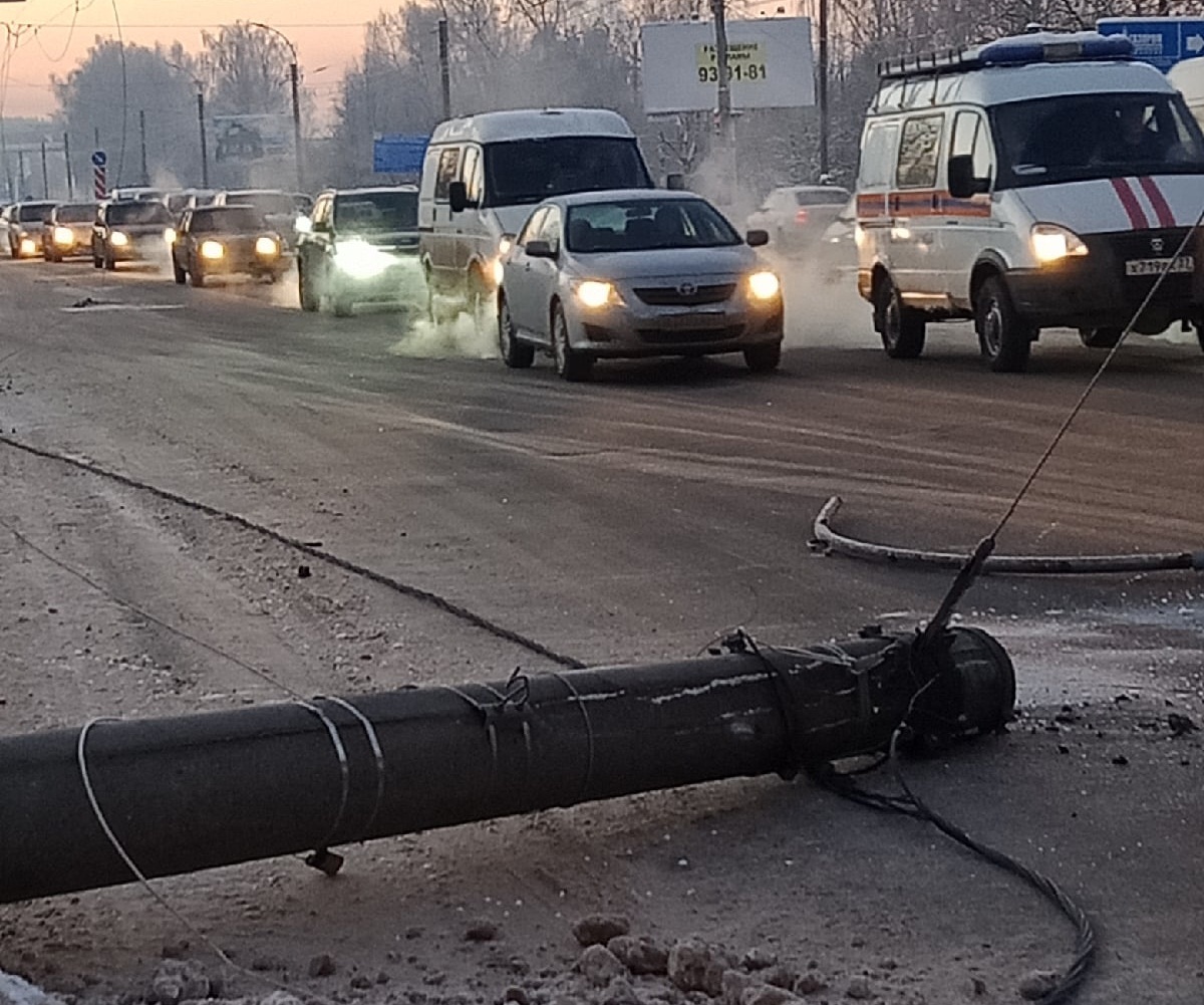 На улице Лежневской в Иванове рухнула опора электропередачи