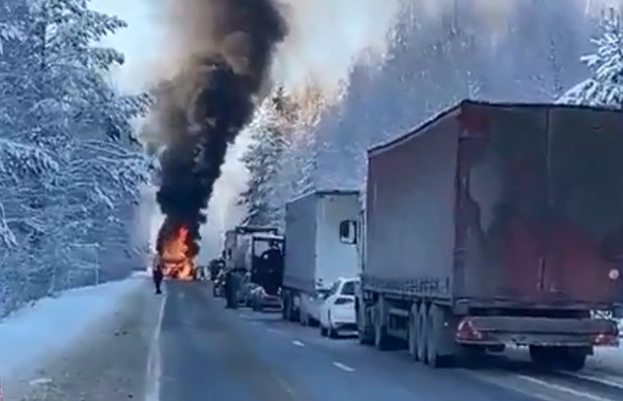 На трассе в Ивановской области сгорела фура (видео)