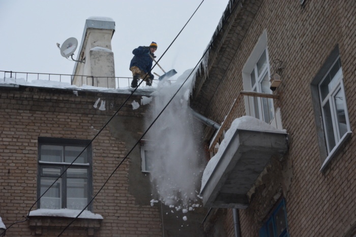 Жителям Иванова рассказали, как оформить заявку на очистку крыш от наледи 
