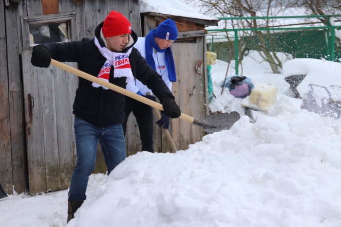 В Иванове добровольцы помогают пенсионерам в уборке снега и наледи