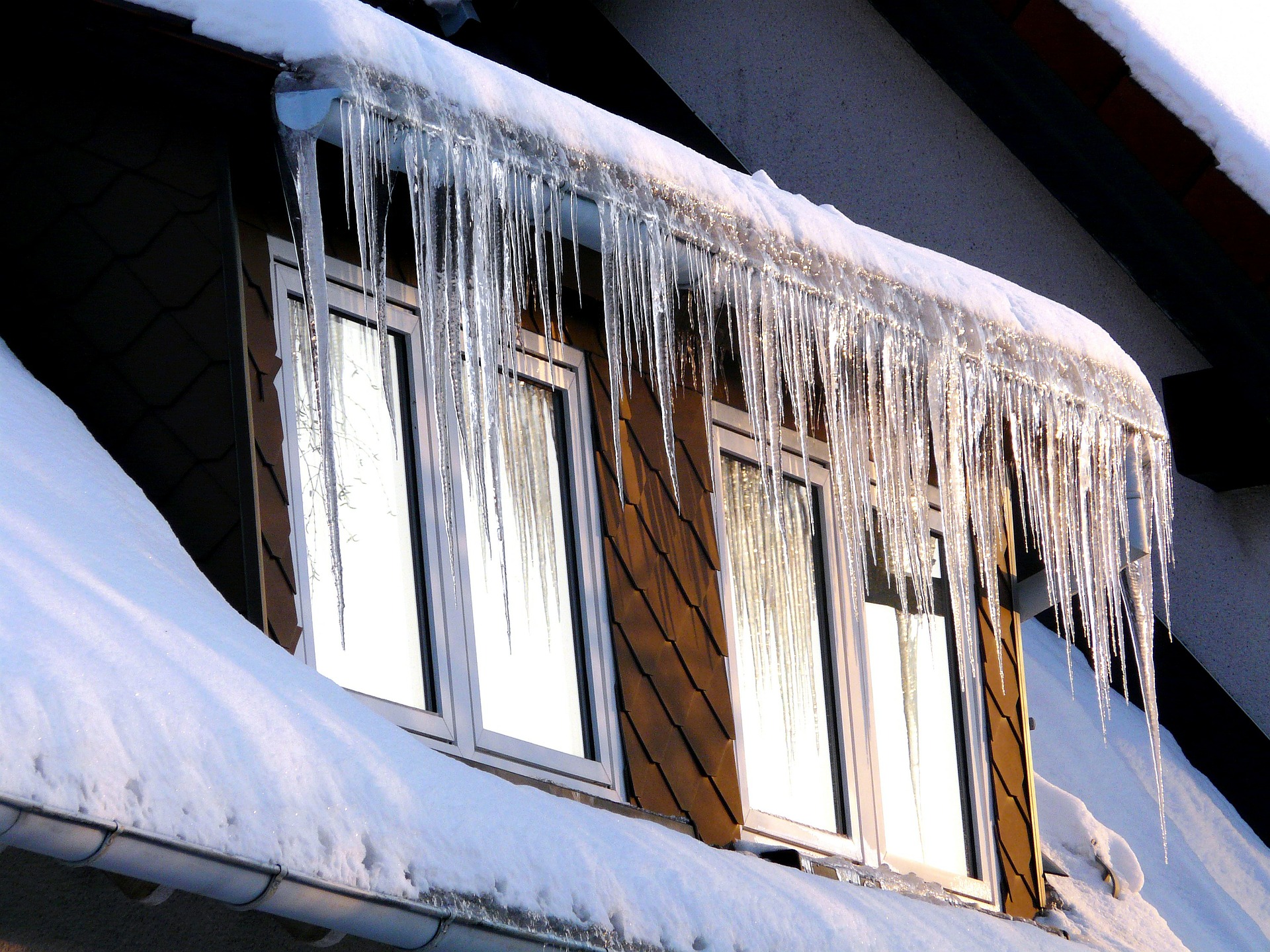 С начала года в Ивановской области за снег и наледь на крышах завели 10 административных дел
