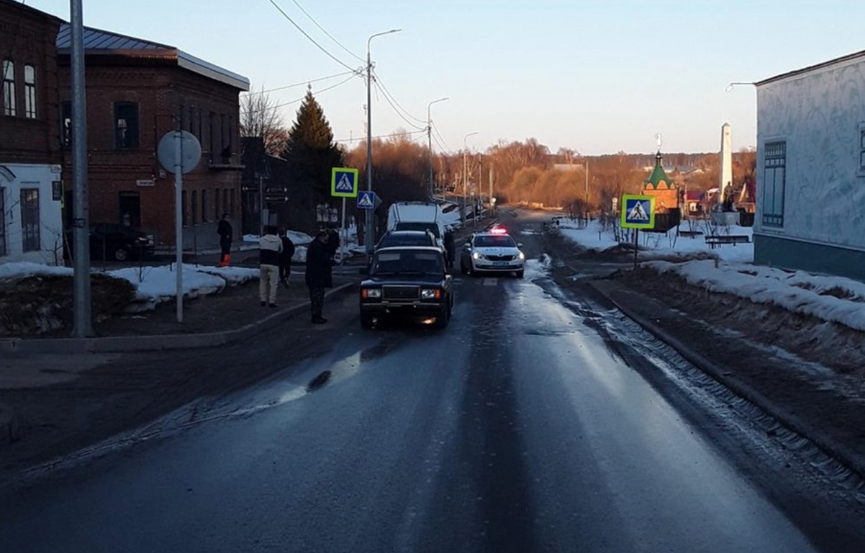 В Палехе водитель легковушки сбил женщину с ребёнком