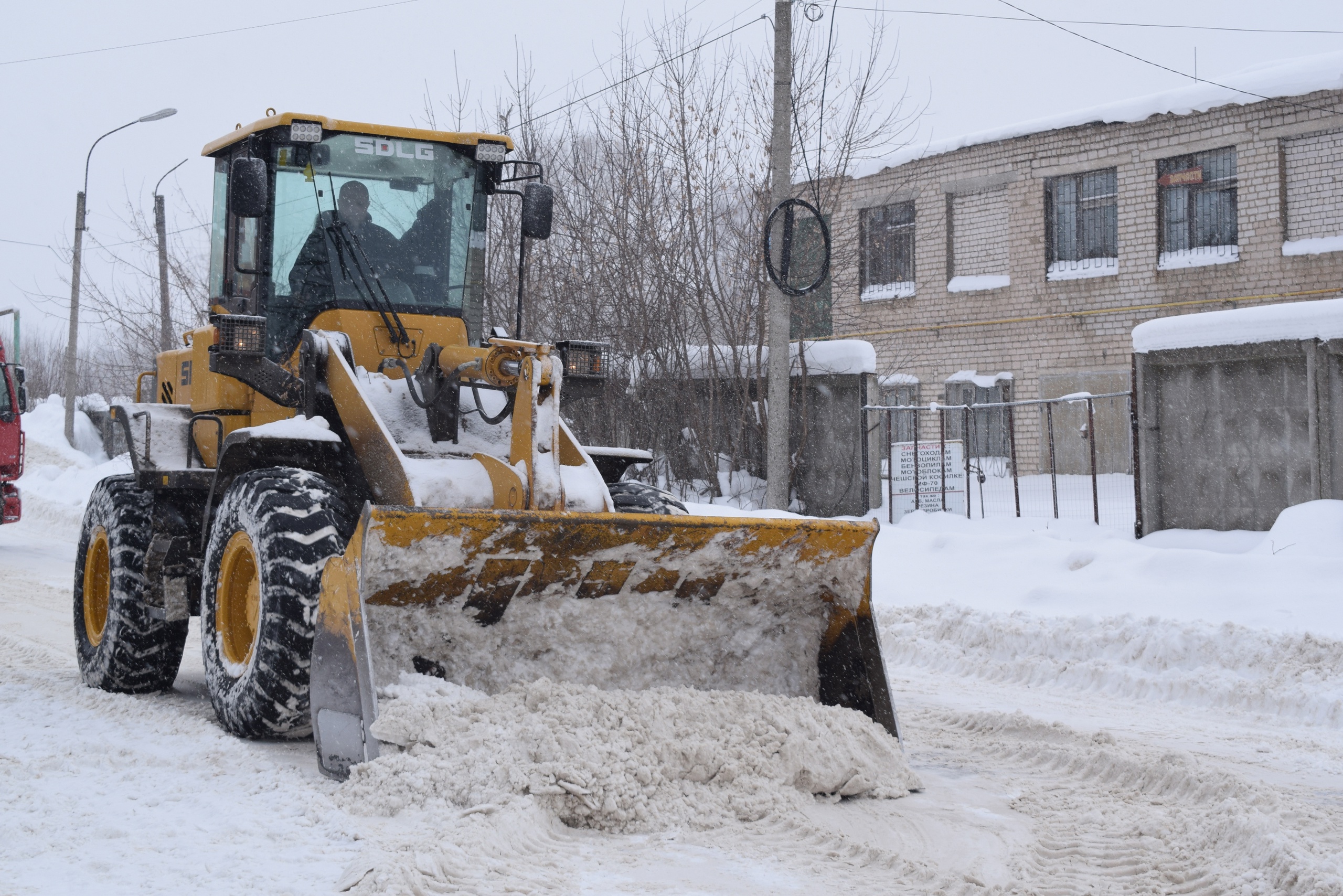 Дороги в Иванове после обильного снегопада убирают десять комбинированных машин