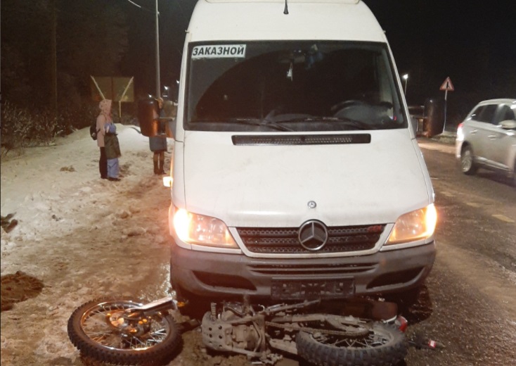 В Шуйском районе мотоцикл подростка попал под колеса микроавтобуса