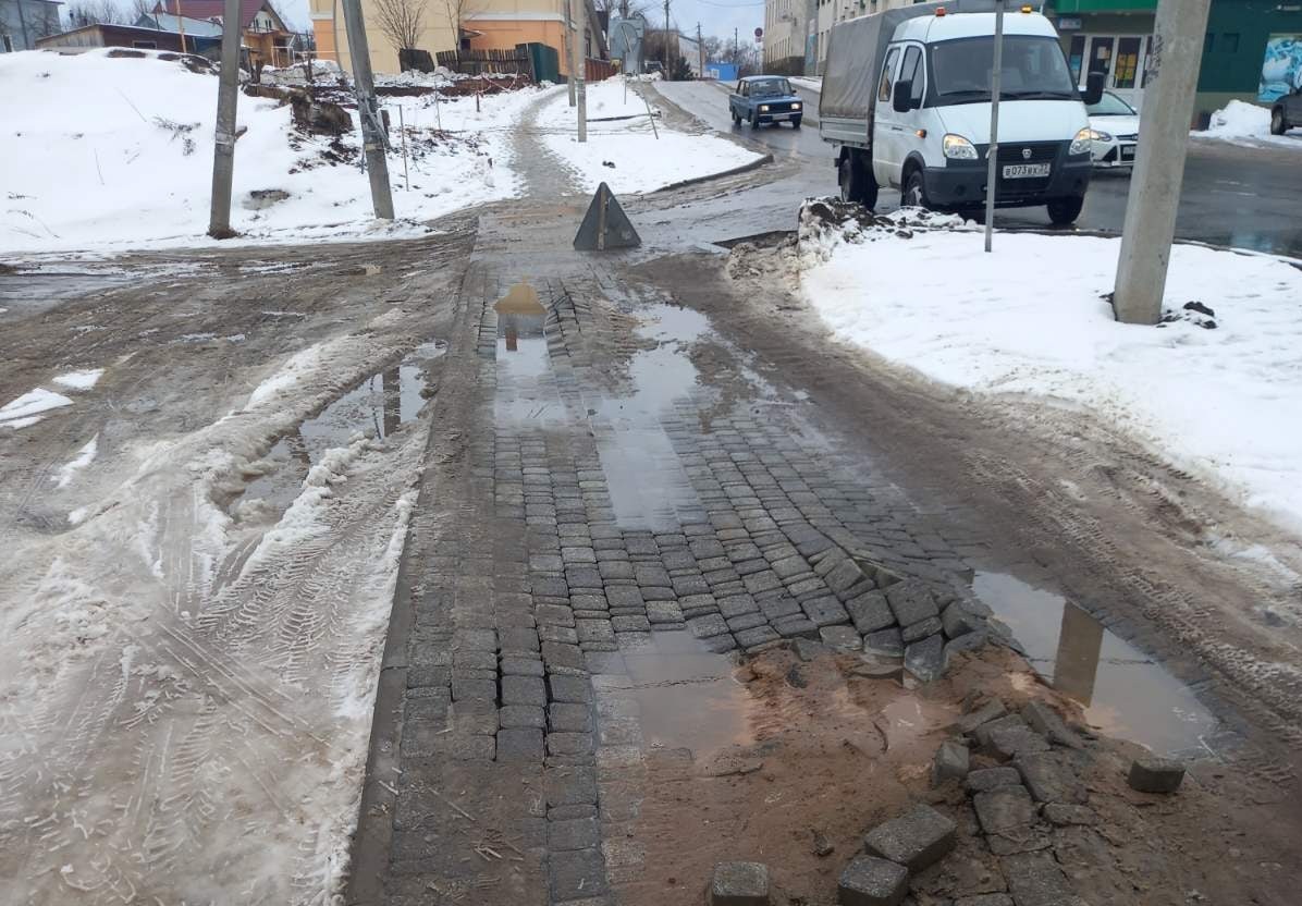 Водителей в Лежневе накажут за порчу плитки, уложенной по программе  благоустройства