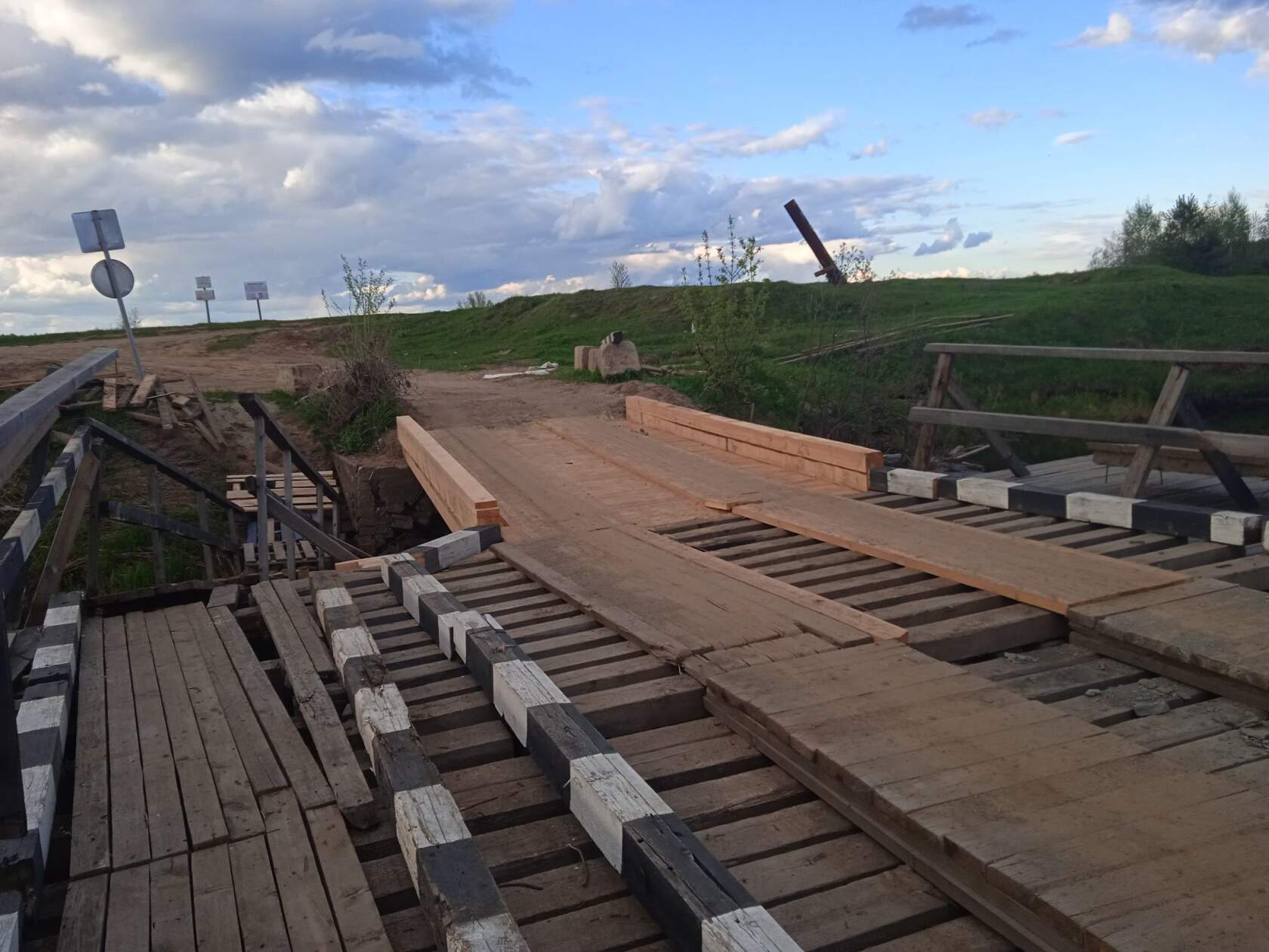 Мост у деревни Емеляново в Южском районе восстановили