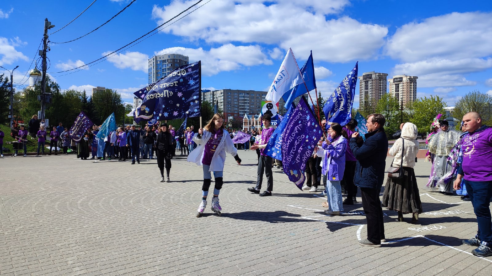 В центре Иванова прошел парад театров