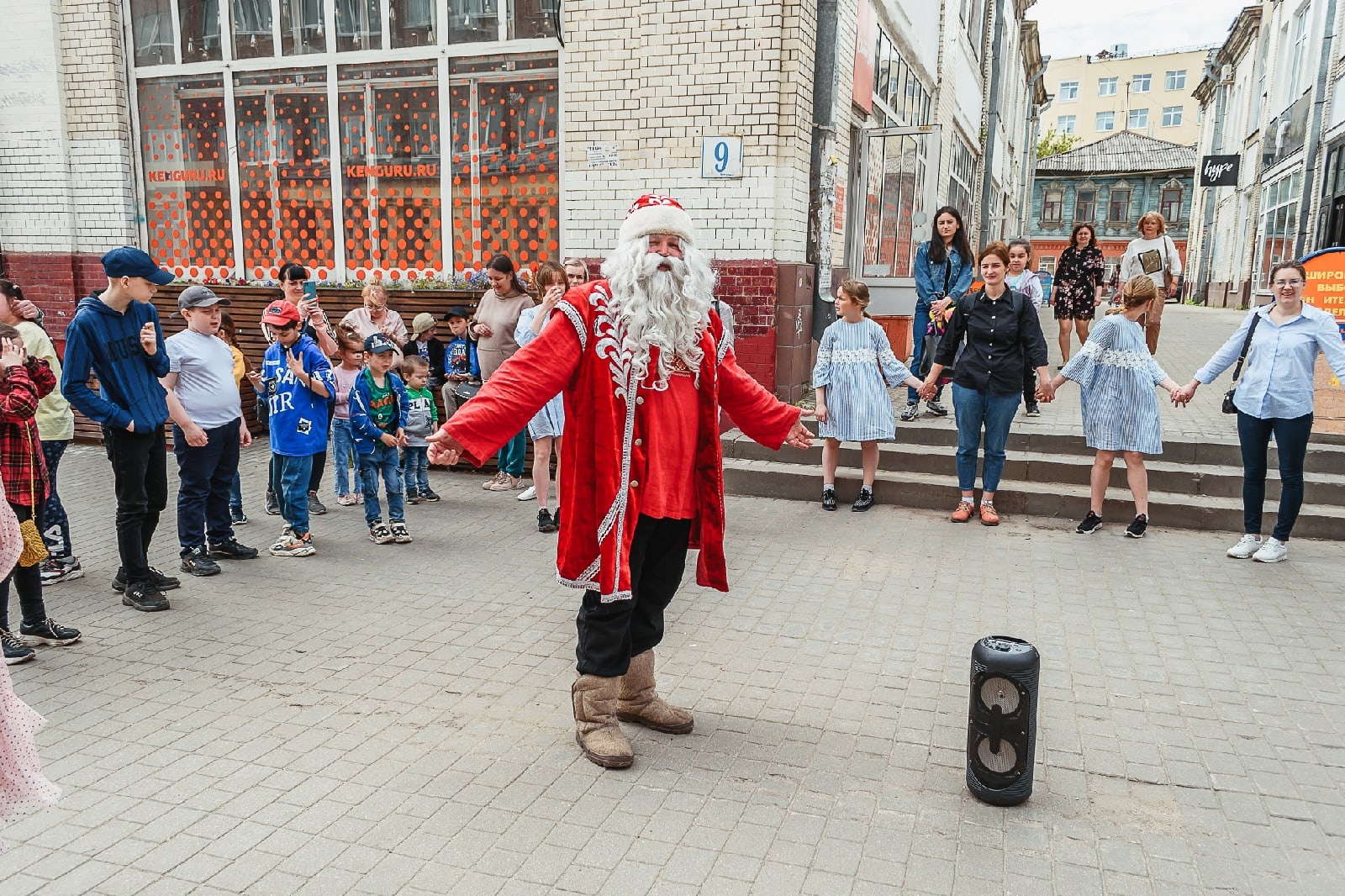 Дед Мороз и лето. Волонтер организовал праздник для детей в Иванове