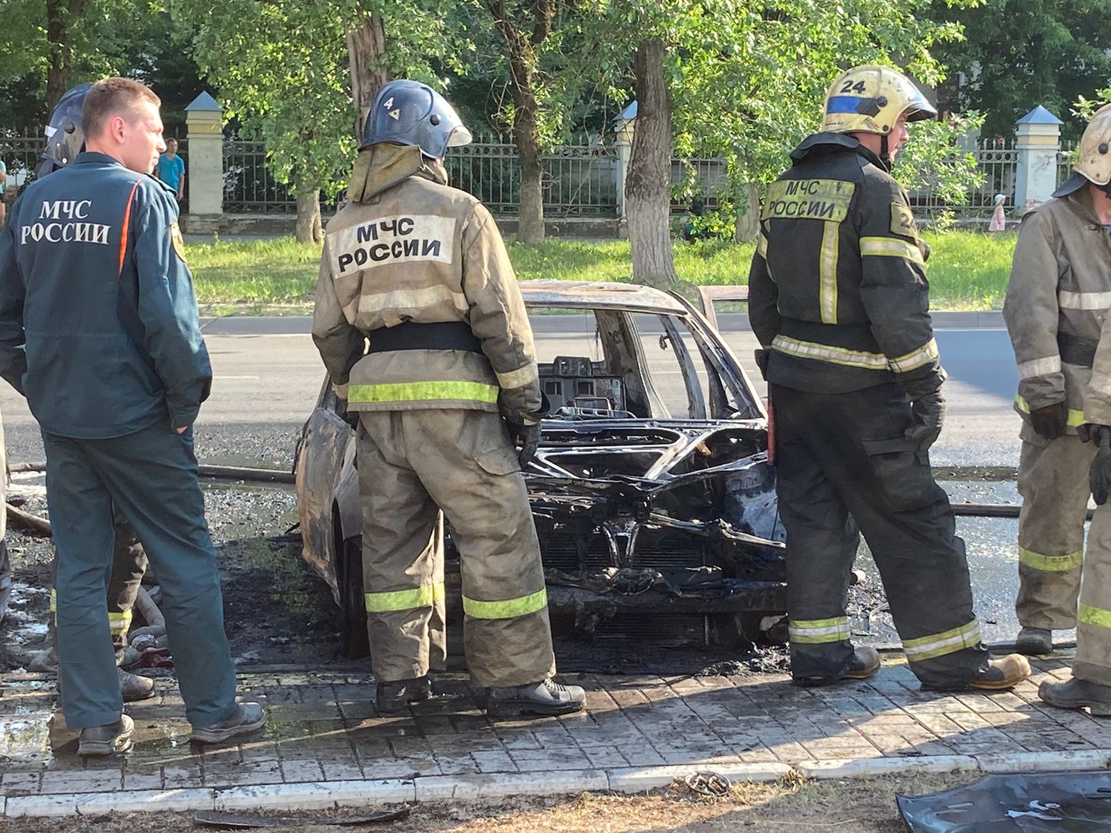 Сгорела автостоянка в чите. В Иваново сгорели два автомобиля. Картинки сгоревших машин в Иваново. В Иваново сгорело Инфинити.