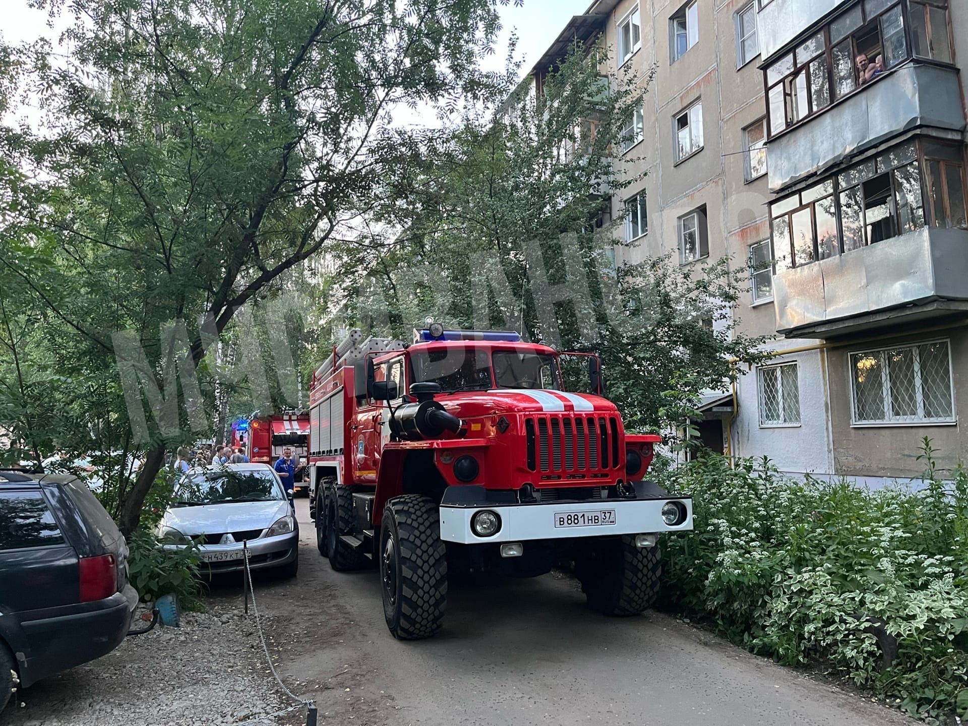 Из-за пожара в многоэтажке в Иванове эвакуировали 13 человек