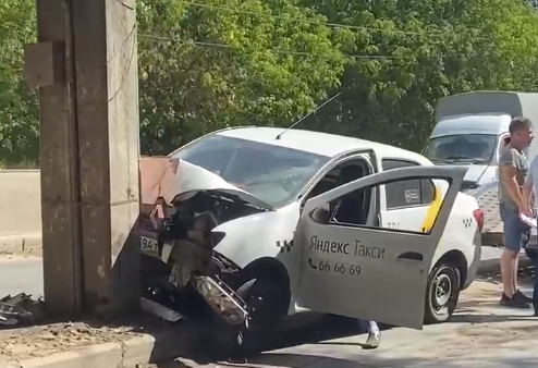  Днем в Иванове автомобиль такси врезался в опору моста