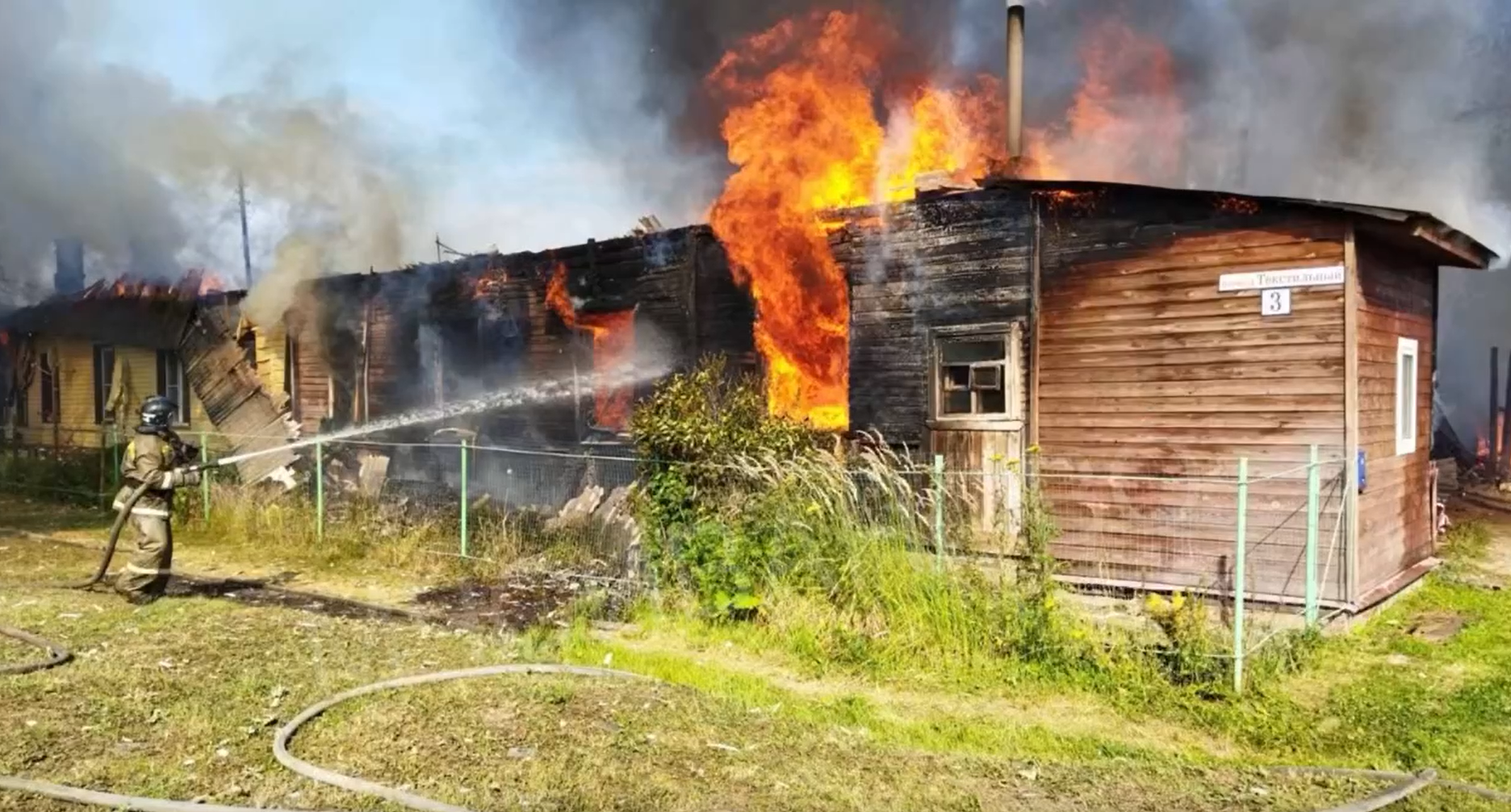 В Иванове из-за пожара пострадали жилой дом и несколько строений (видео)