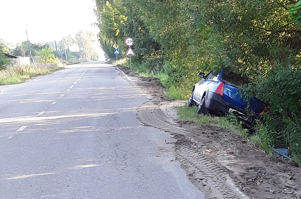 Иномарка пьяной автомобилистки в Ивановской области вылетела на обочину