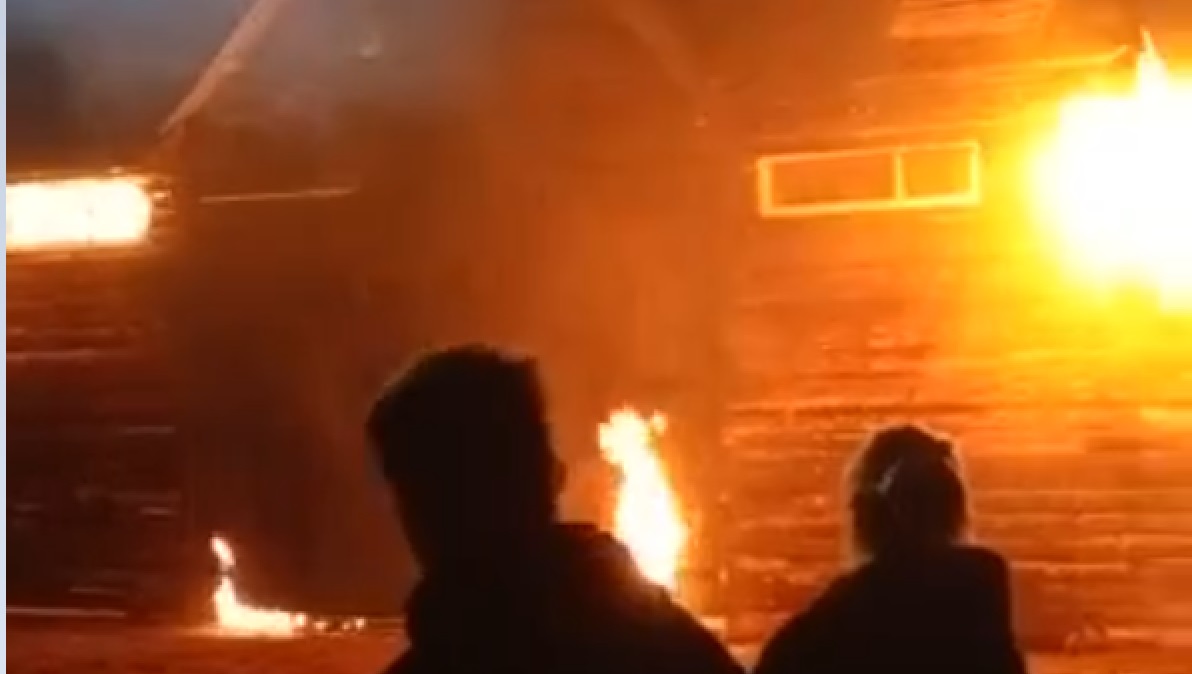 На съемочной площадке фильма "Непослушник 2" в Ивановской области устроили пожар (видео)