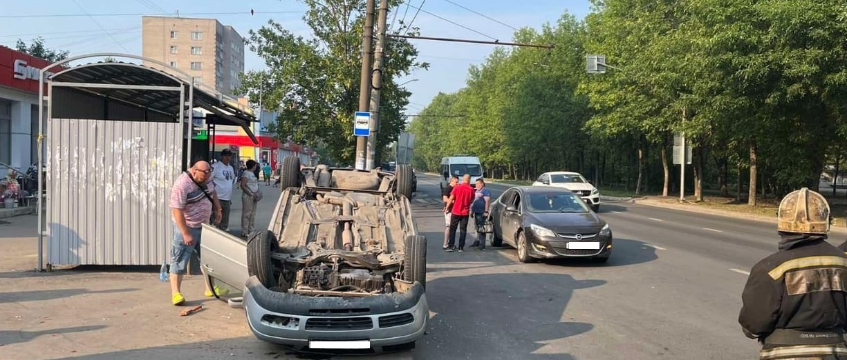 У остановки общественного транспорта в Иванове перевернулась машина