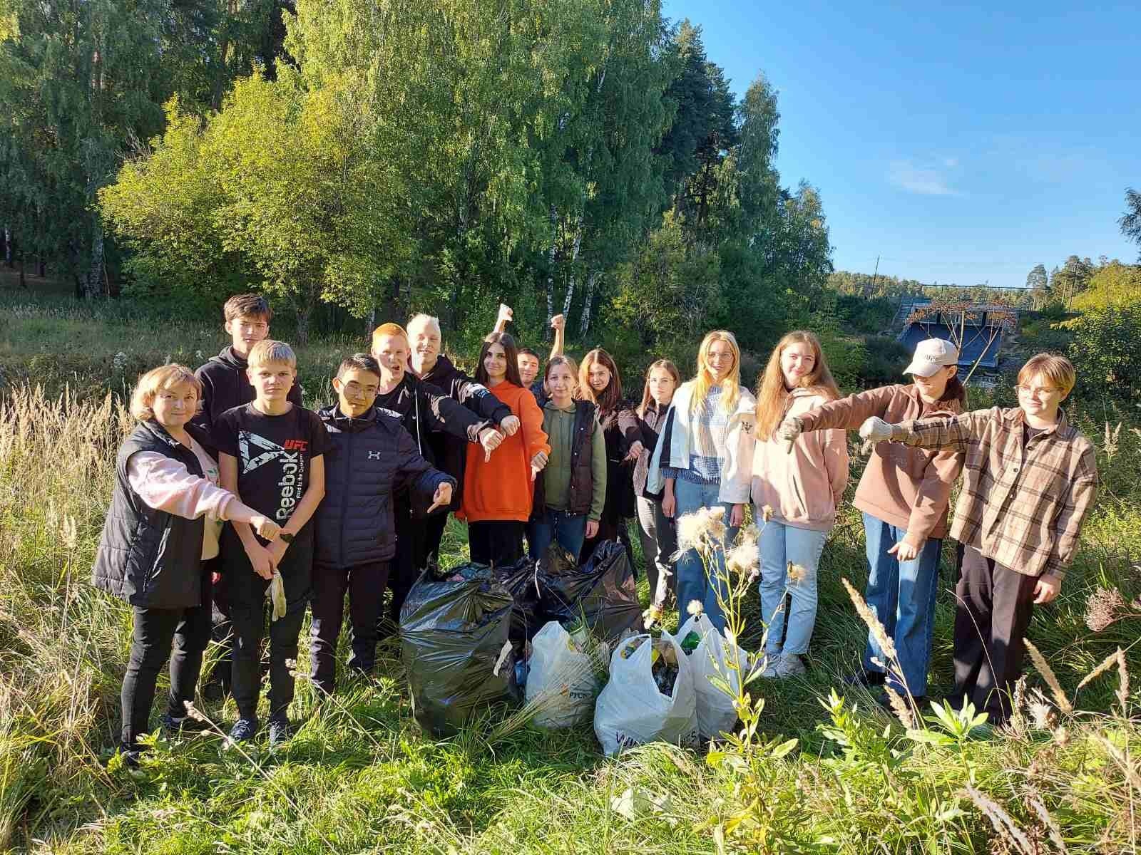 Школьники в Иванове очистили берег у Талки