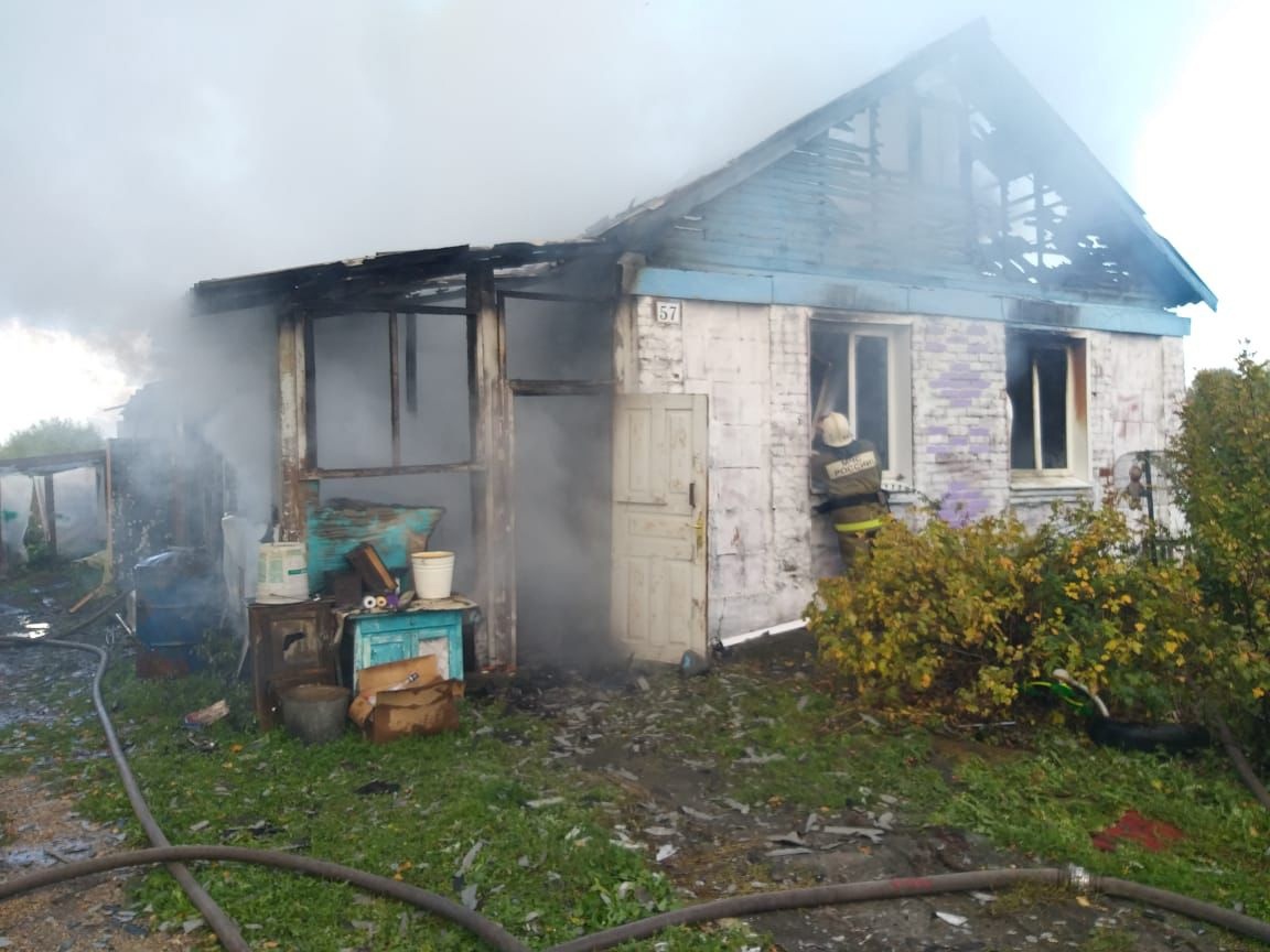 Крупный пожар в Комсомольском районе унес жизнь 35-летнего мужчины