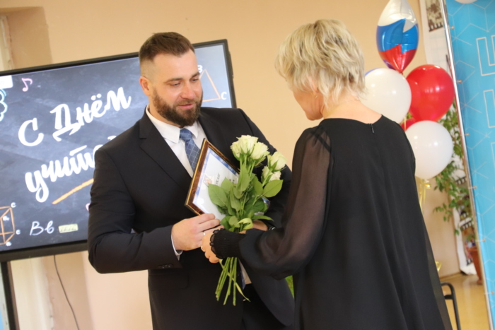 Мэр Иванова наградил отличившихся учителей