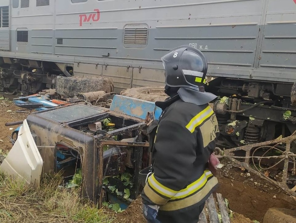 Трактор столкнулся с поездом в Ивановской области