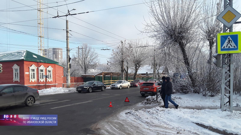 У светофора в Иванове сбили 18-летнюю девушку