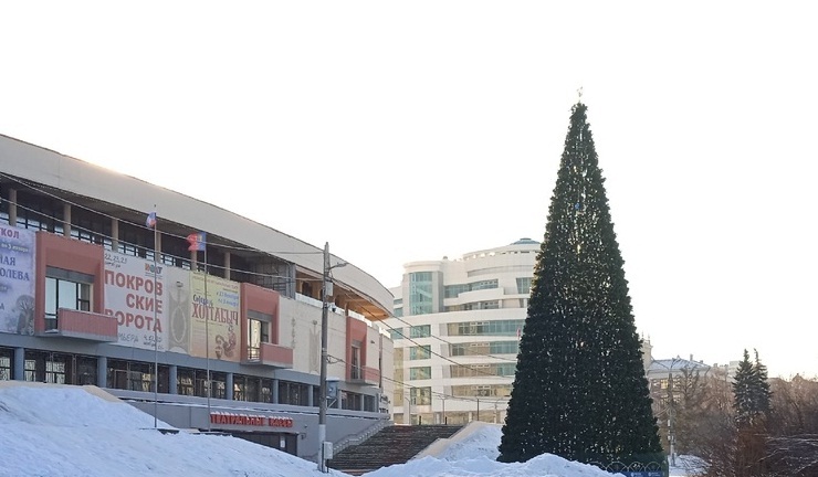 Новогодние елки установили в разных районах Иванова