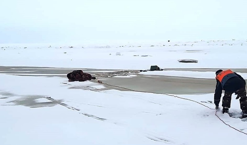 Провалившемуся под лед в Ивановской области мужчине находящиеся рядом рыбаки не помогали
