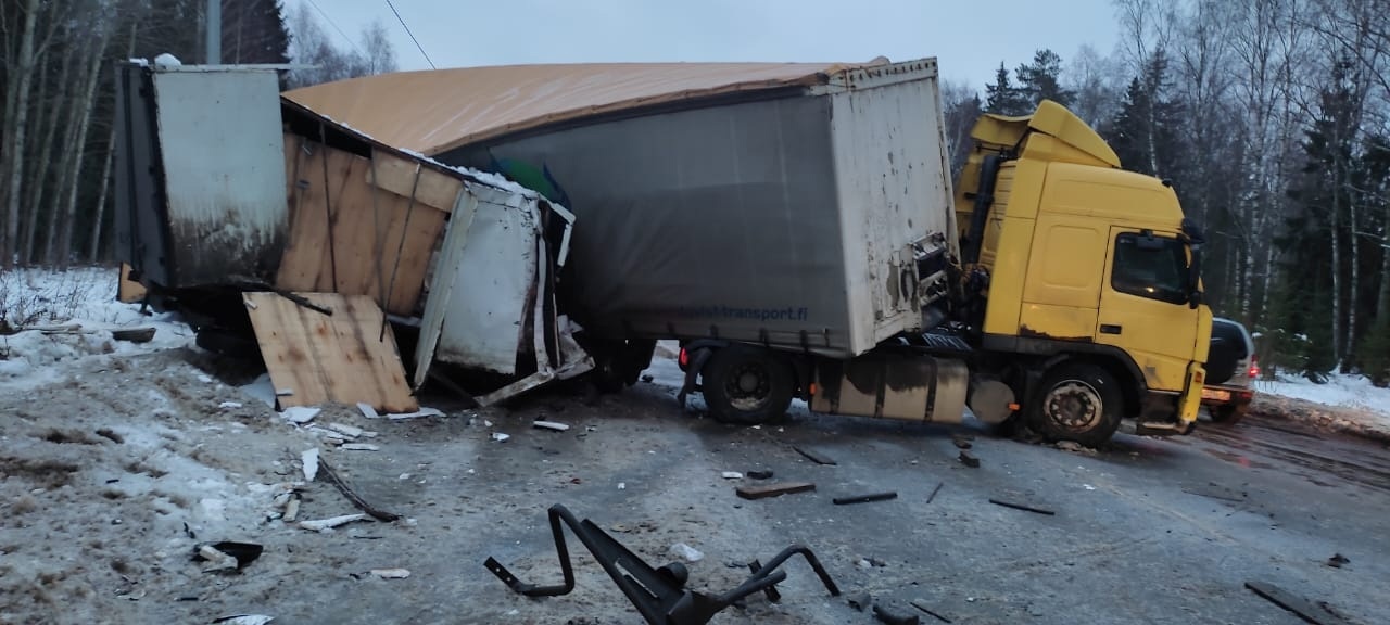 На трассе в Ивановской области произошло ДТП с грузовым транспортом (видео)