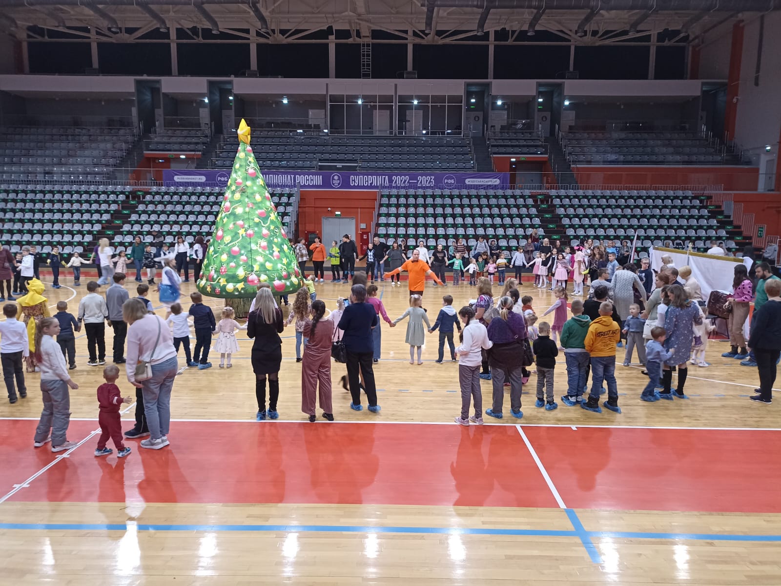 В ивановском дворце спорта прошел новогодний утренник для детей с ОВЗ 