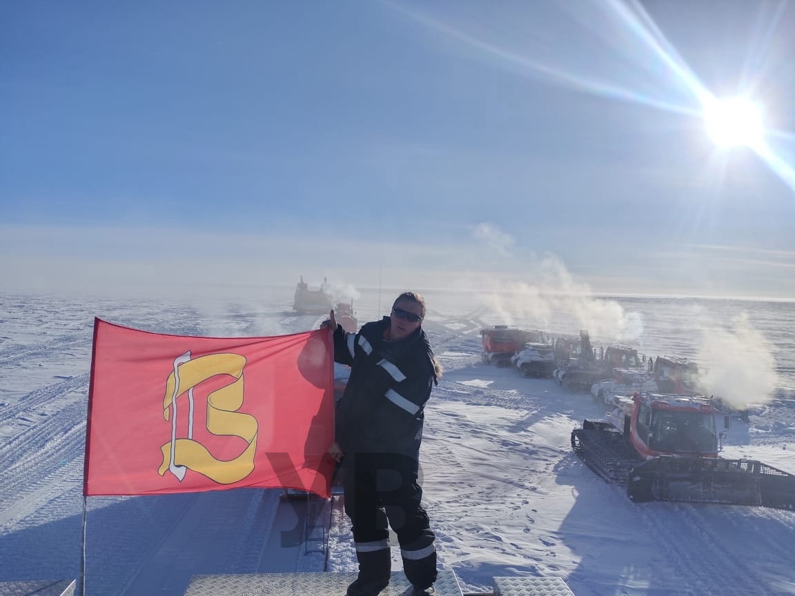 На Южном полюсе подняли флаг города из Ивановской области