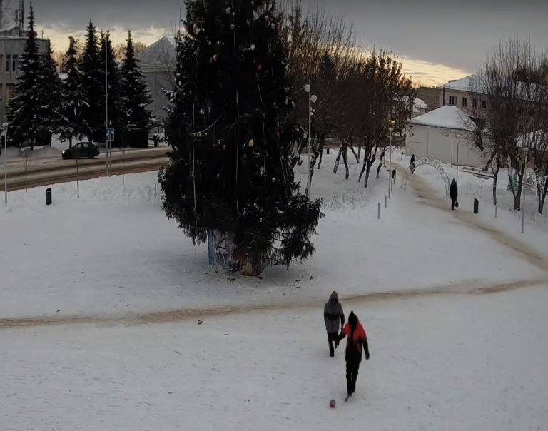 В Приволжске разыскивают подростков, устроивших футбол игрушками с городской елки (видео)